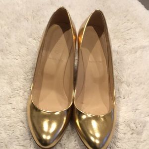 Gold wedge shoe